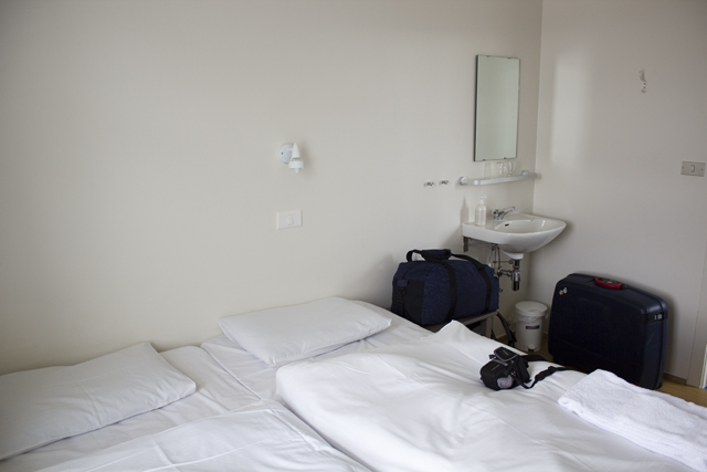 2011-07-05_17-21-58 island.jpg - Unser spartanisches Zimmer im Edda-Hotel Hfn